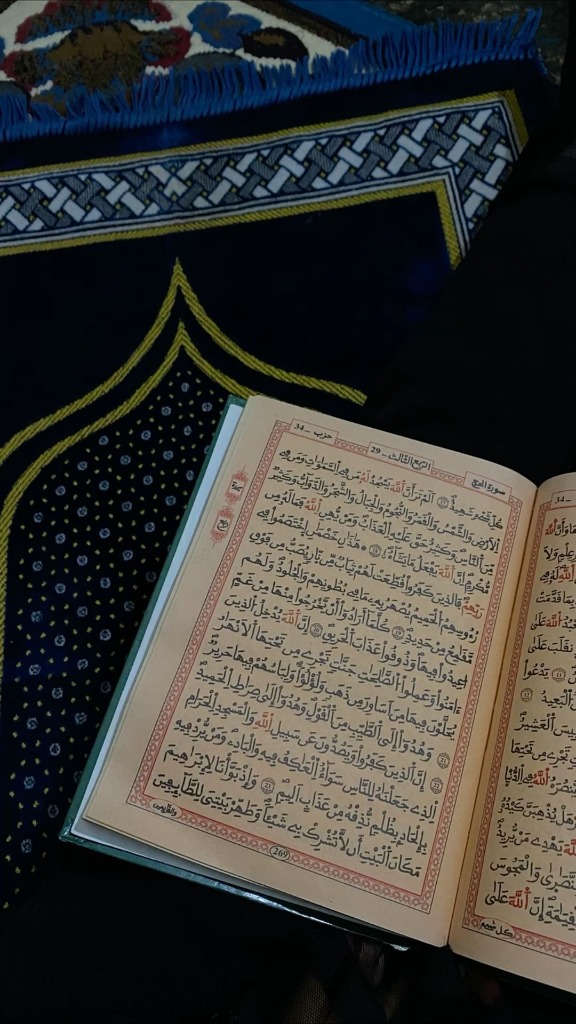Tablet displaying Surah Al-Kahf on a study stand next to a green plant for sisters Quran learning